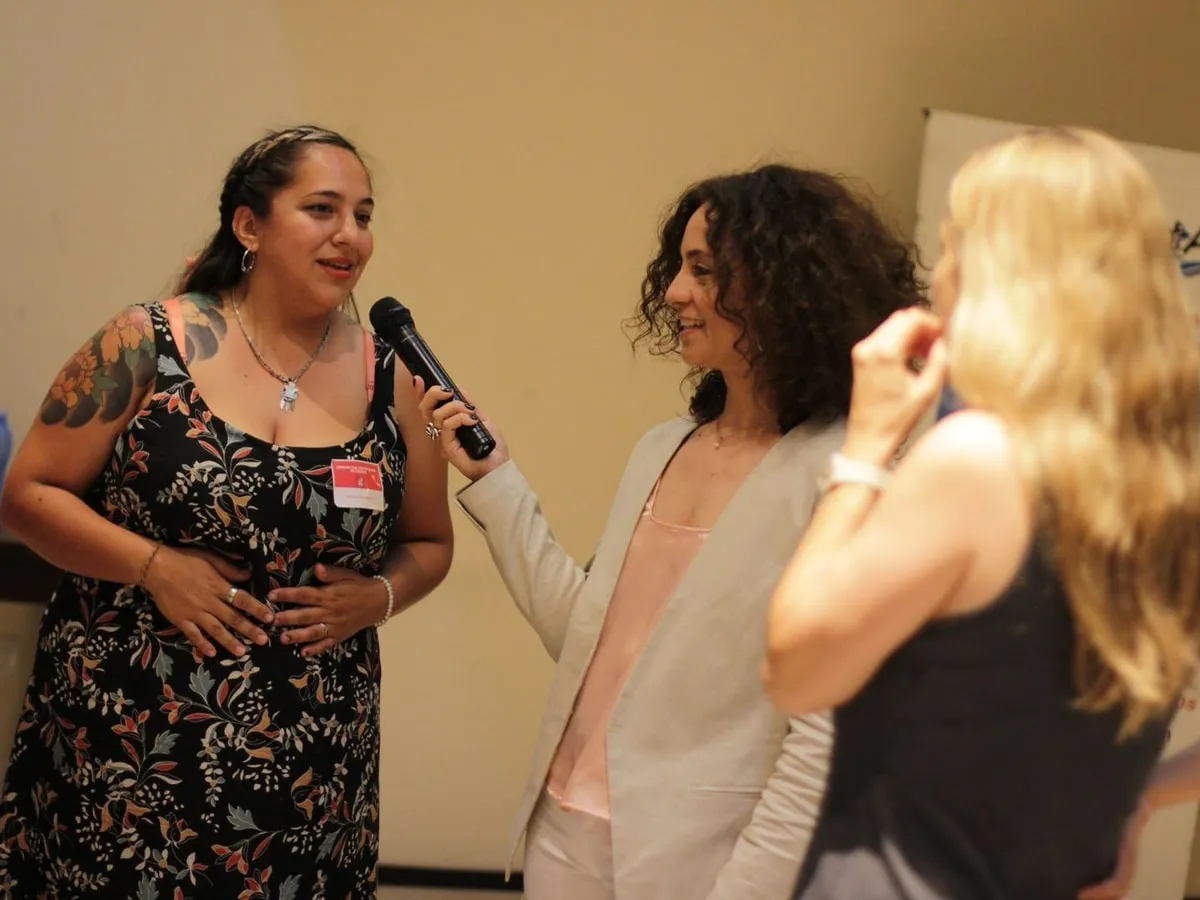 Ana Edith Cuquejo con el público de una charla